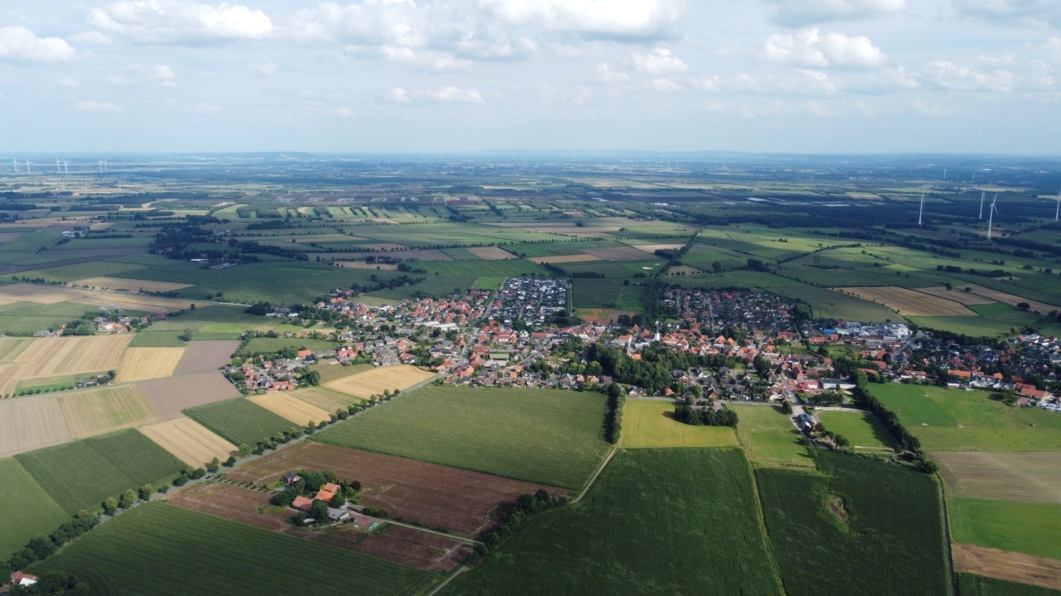Luftaufnahme von 49434 Neuenkirchen-Vörden mit Ort und umliegender Landschaft
